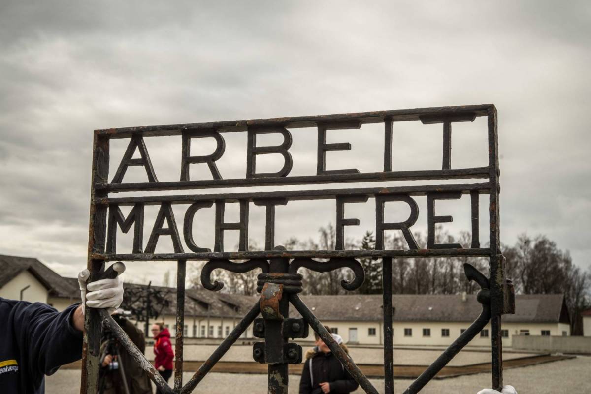 Dachau, il cancello di ferro rubato due anni fa è tornato al proprio posto