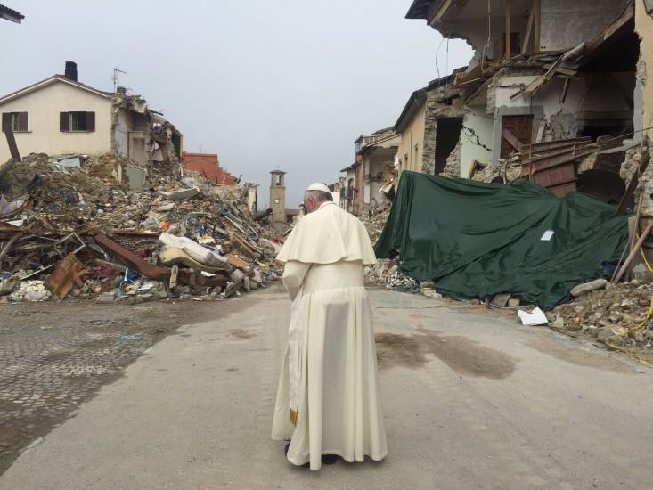 Papa Francesco fa la spesa nelle zone terremotate: "Così li aiuto"