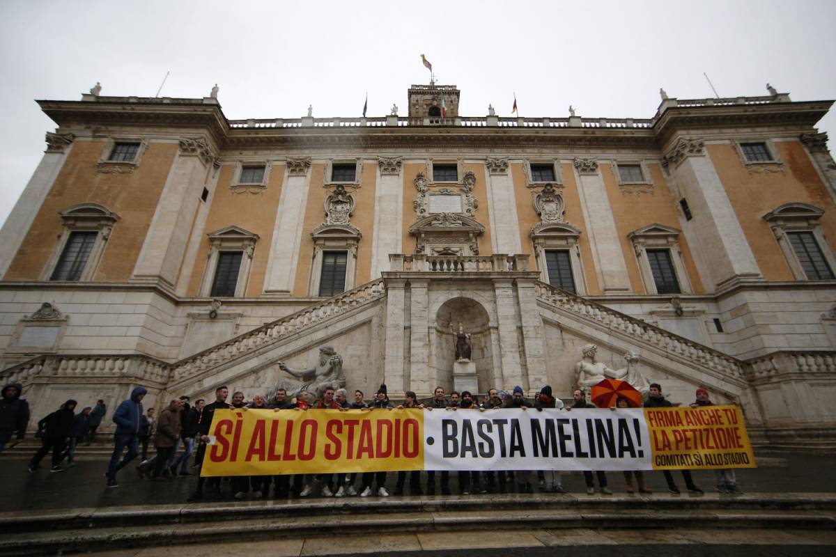 Stadio della Roma, proteste in Campidoglio: "Facciamolo"