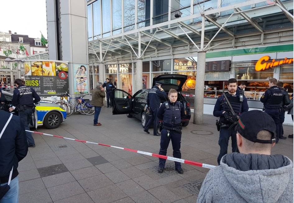 Germania, uomo lancia l'auto contro la folla: 3 feriti a Heidelberg
