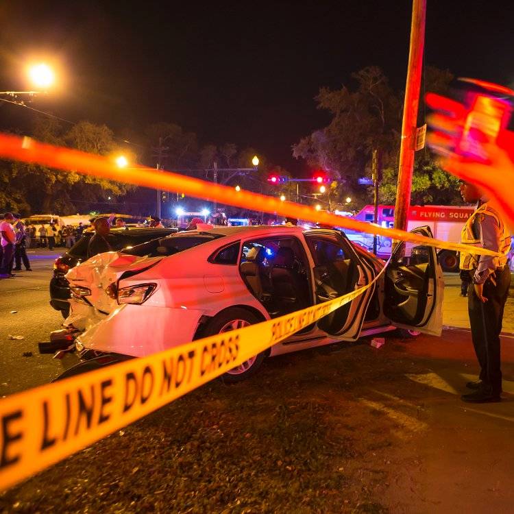 Auto sulla folla al Carnevale di New Orleans: 28 feriti, fermato sospetto