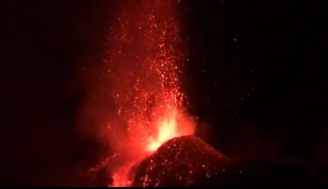 Fontane di lava ed esplosioni: ecco lo spettacolo che sta regalando l'Etna