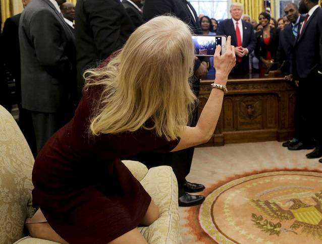 Bufera sulla consigliera di Trump con le scarpe sul divano della Casa Bianca