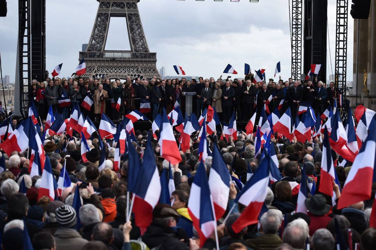 Migliaia in piazza per Fillon: "Non sono solo, il Paese si risveglierà"