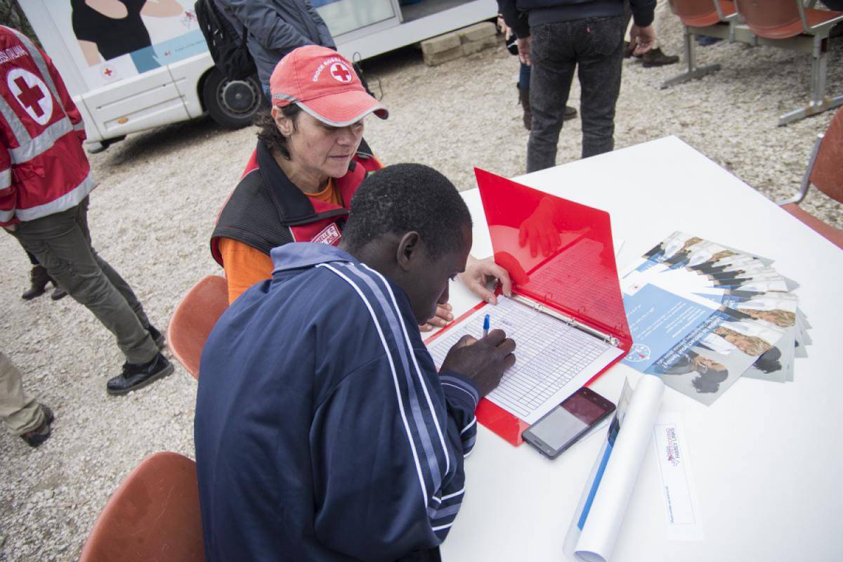 Ambulatori pieni di immigrati. ​​Anziani costretti ad andare via