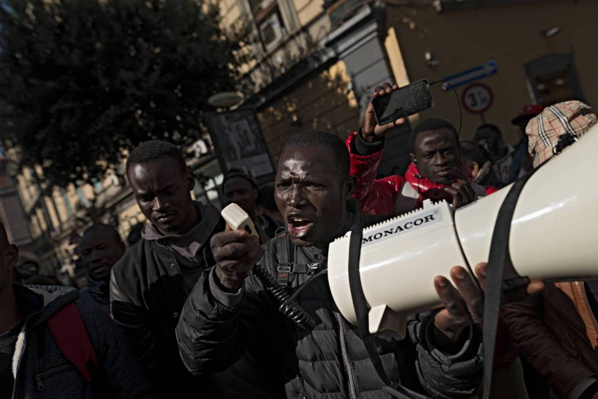 "Prima gli italiani, no ai profughi" Tensione a Taranto per le case