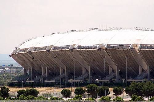 Bari, lo stadio San Nicola di Renzo Piano perde pezzi: "In 27 anni mai manutenzione"