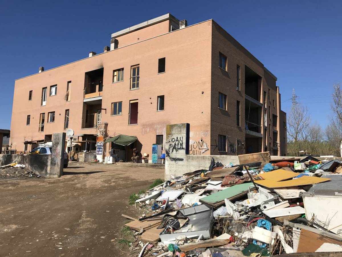 Italiani senza casa: il Comune gli propone di trasferirsi in un campo rom