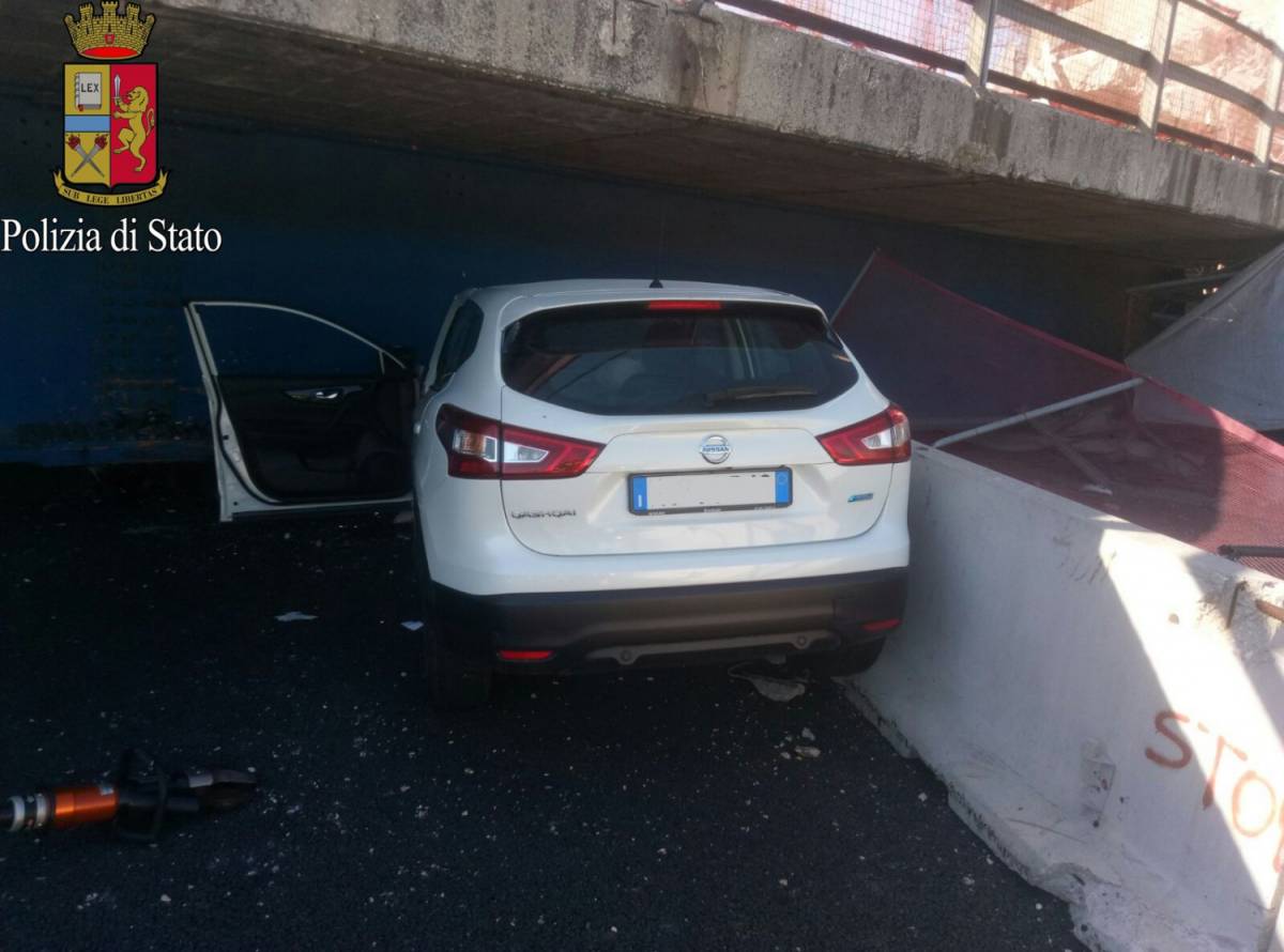 Ancona, crolla un ponte sulla A14 mentre passano le auto