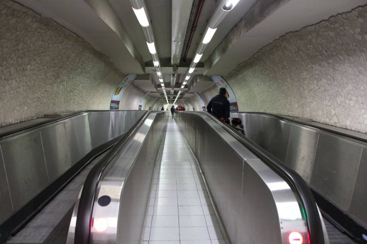 Folle tenta di aggredire le donne: è il panico nella metro di Roma