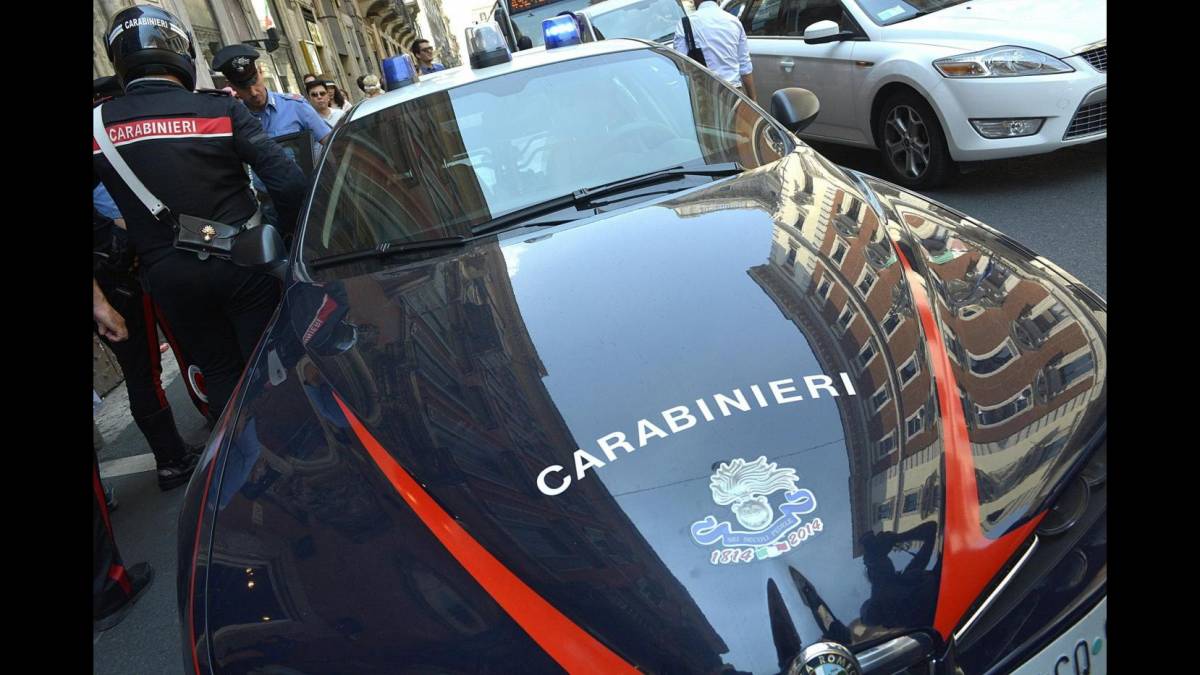 Tre rom fuggono all'alt: travolta auto dei carabinieri