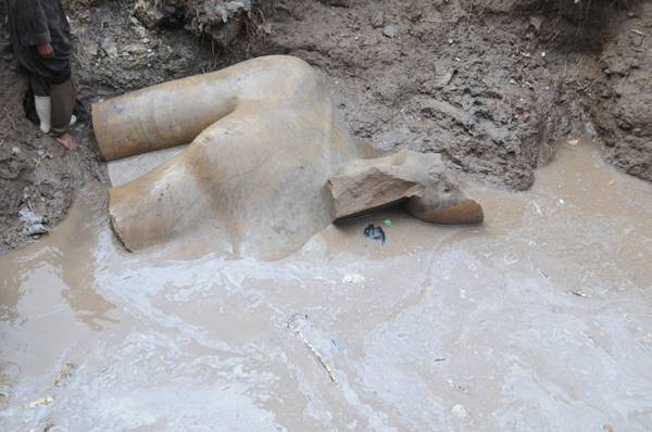 Egitto, dal fango emerge la grande statua di Ramses II 