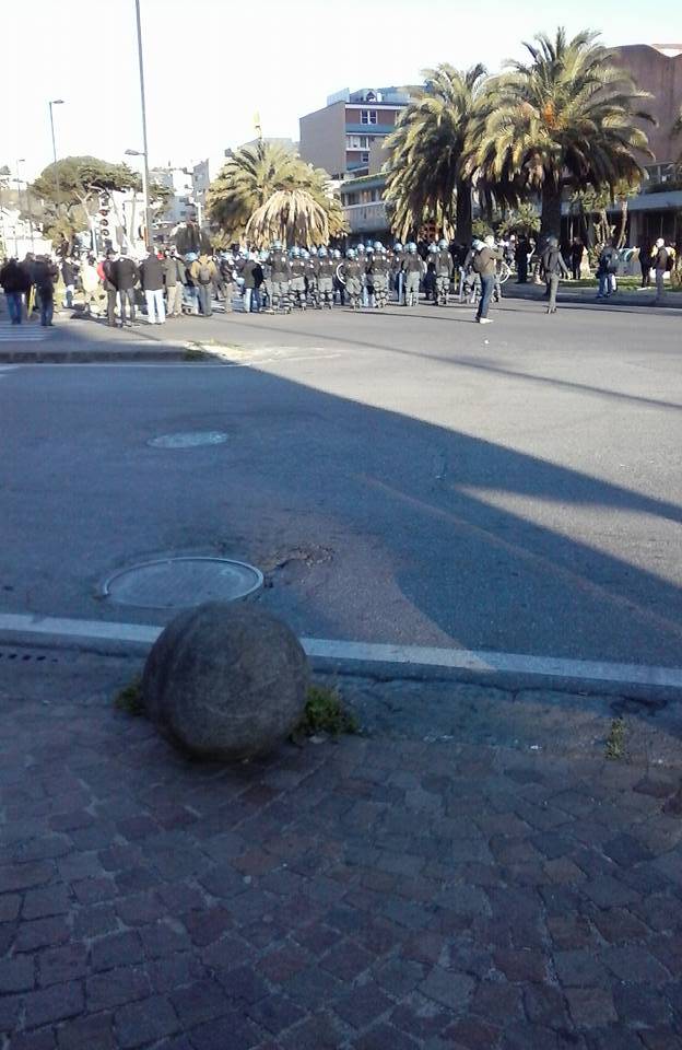 Napoli, scontri tra polizia e black bloc