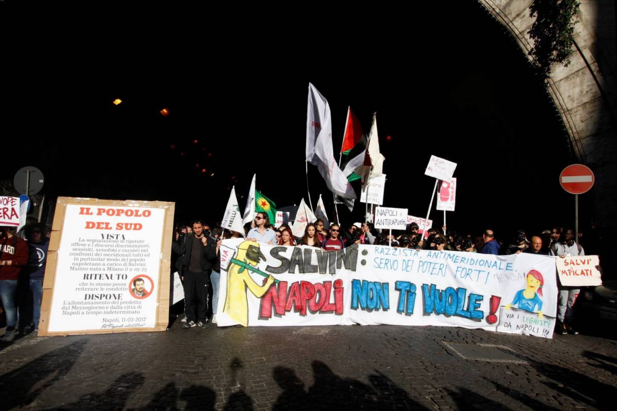 La moglie di De Magistris in piazza: "Salvini è razzista"