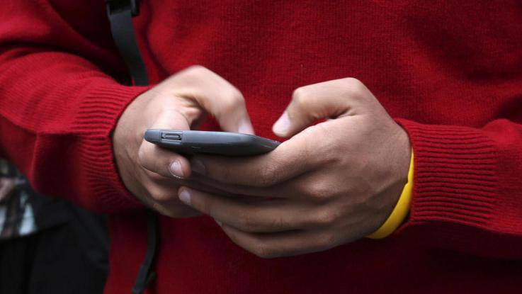 Il telefonino causa tumori? Chat e sms "salvano" gli adolescenti
