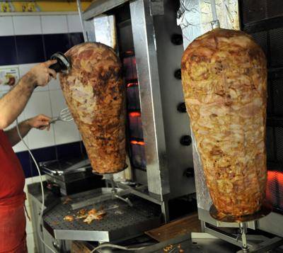 Kebab condito con parassiti:  sequestrato un ristorante di Roma