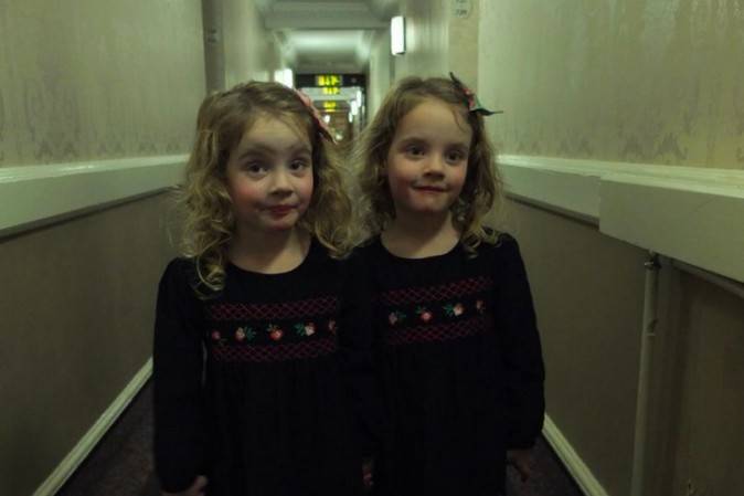 Le due gemelle che terrorizzano gli ospiti degli hotel come in Shining
