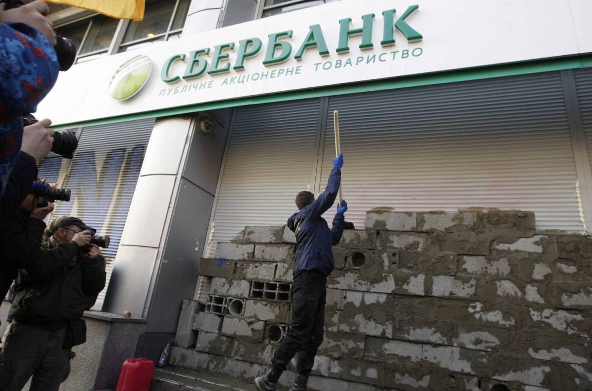 Ucraina, Poroshenko annuncia sanzioni contro le banche russe