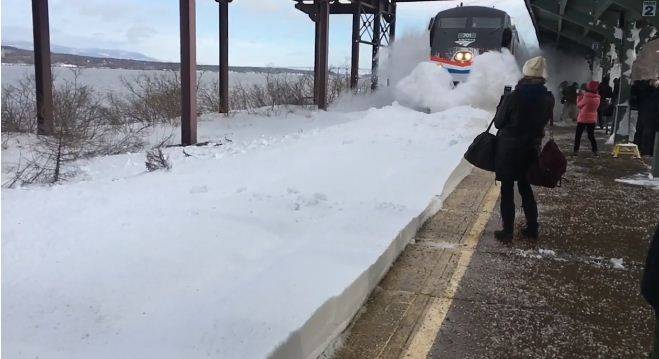 New York, la valanga di neve provocata da un treno travolge i pendolari 