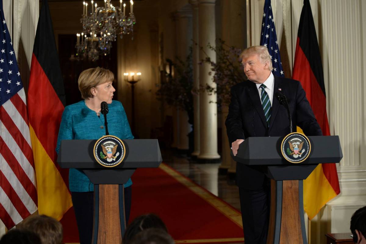Difesa, Trump attacca la Merkel: "Deve grandi somme a Usa e Nato"