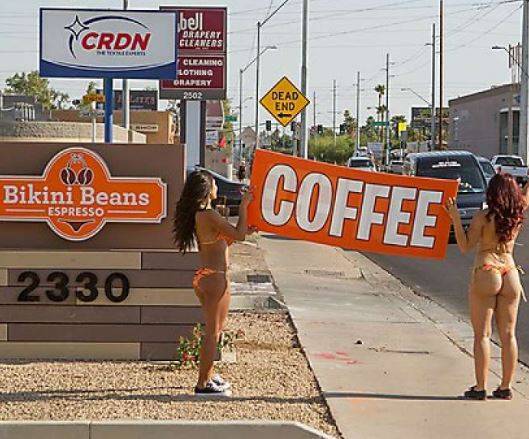 Ragazze servono il caffé in topless e perizoma: è polemica