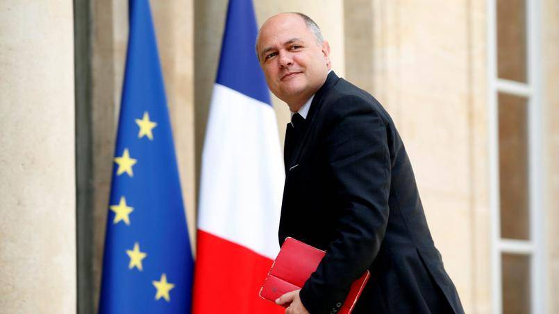 Francia, assunse figlie minorenni. Si dimette il ministro Le Roux