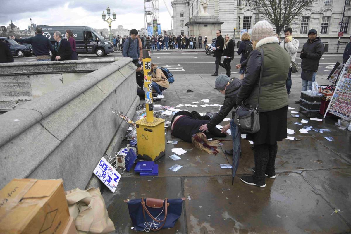 Attacco a Londra: la foto della donna col velo che scatena il dibattito