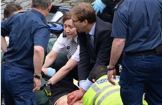 Londra, un parlamentare tenta invano di salvare la vita all'agente
