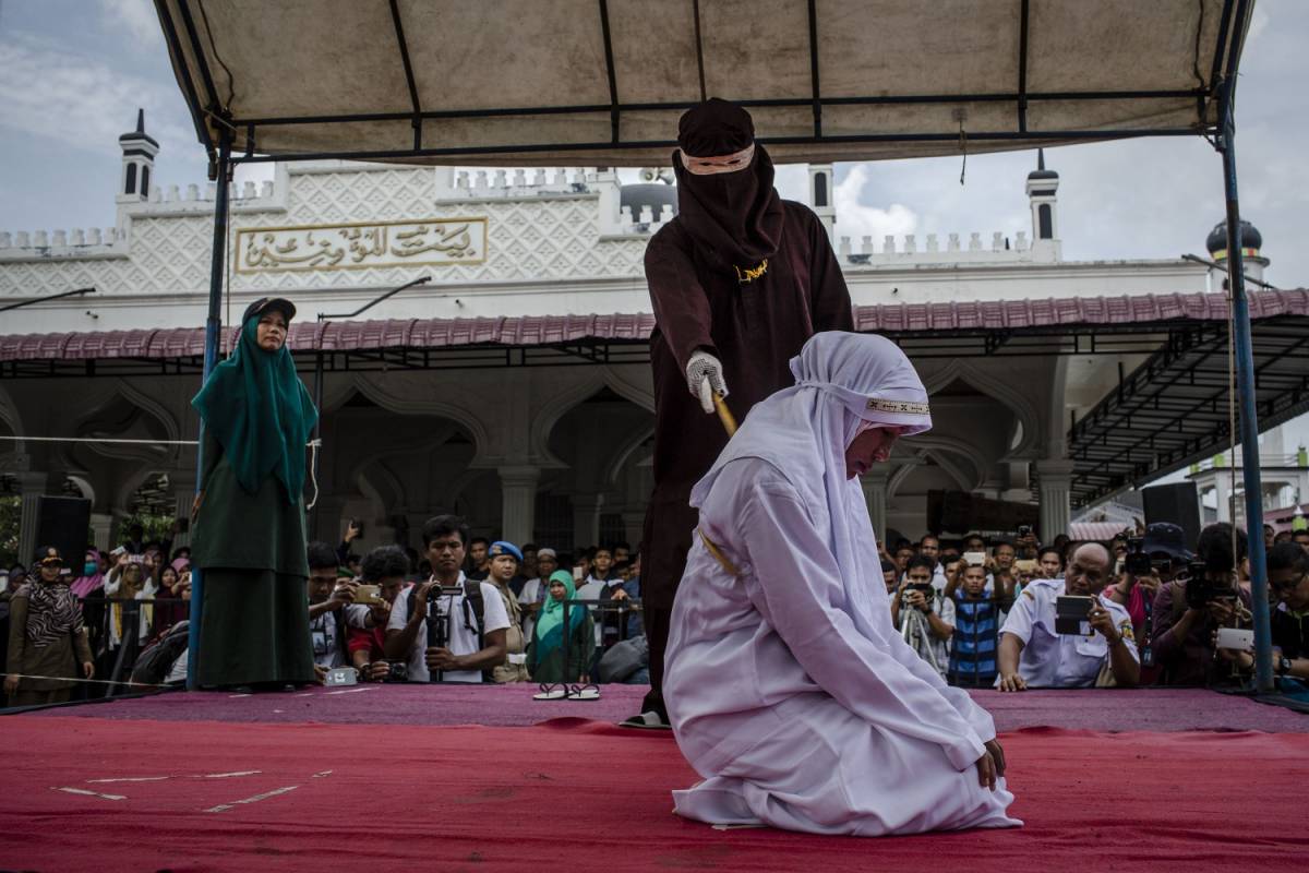 Donne bastonate in pubblico: così in Indonesia vige la sharia
