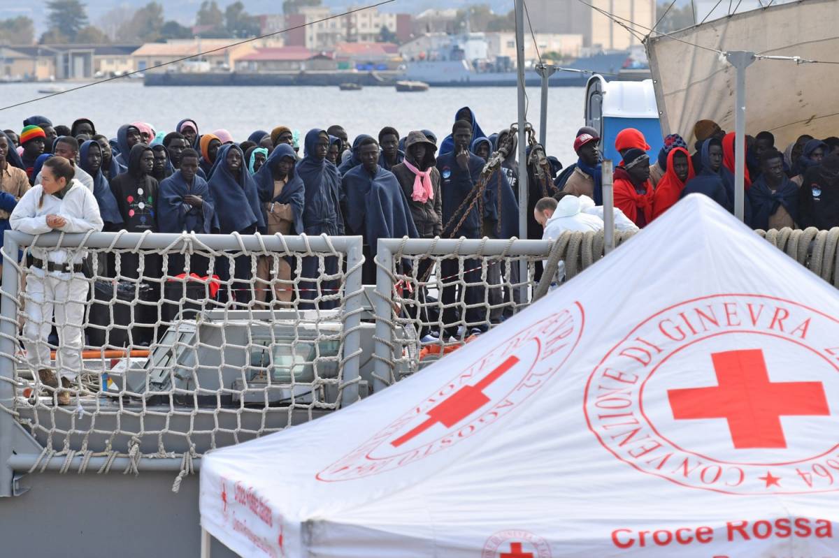 La denuncia di Forza Italia: "Partenze incentivate da Ong Chiudiamo la rotta del mare"