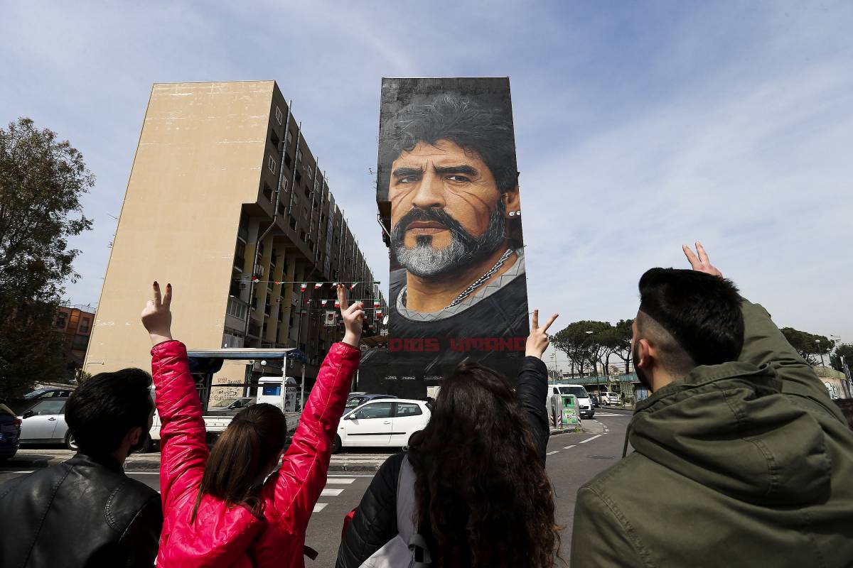 Napoli dedica un murales a Maradona. Lui ringrazia su Facebook
