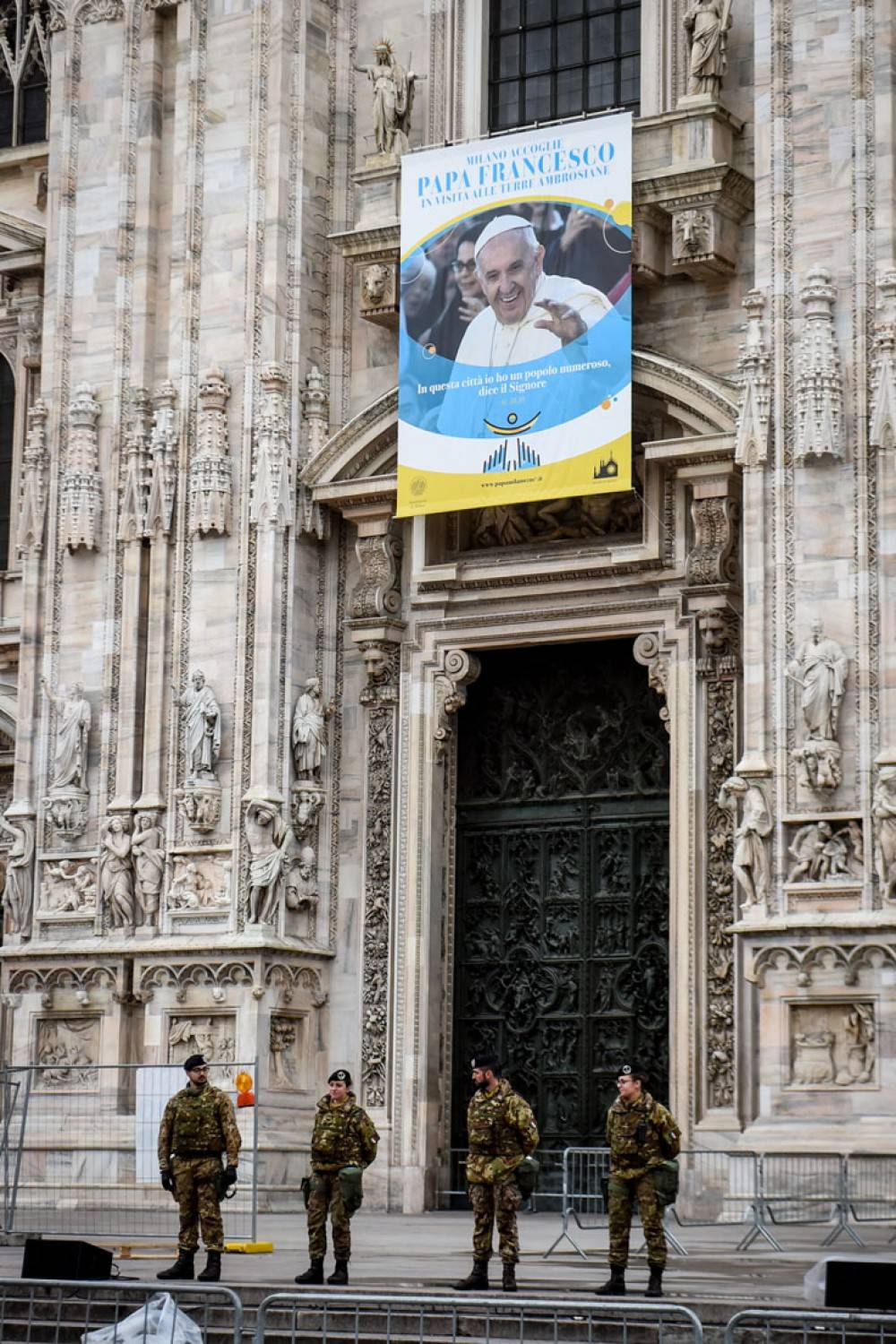 Ultimi preparativi in Piazza Duomo per la visita di Papa Francesco