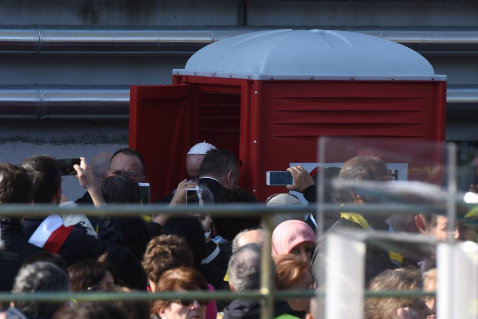 Tra bagno chimico e selfie: la visita di Papa Francesco
