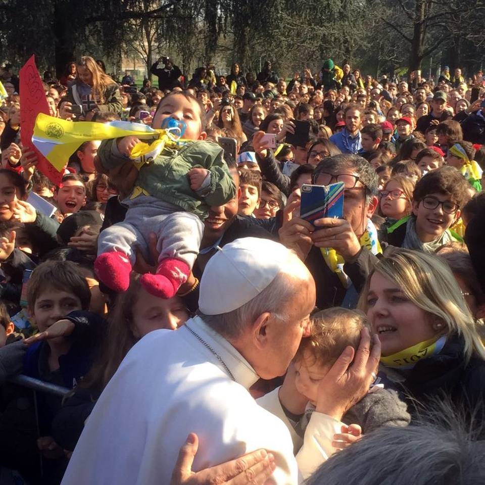 Papa Francesco in visita alle Case Bianche: "È stato un dono grande averlo in casa"