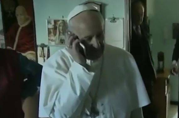 Selfie, baci e scherzi: ecco a voi il Papa della porta accanto