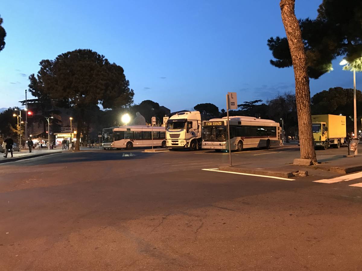 Roma, un altro autobus in fiamme: è il quarto in meno di un mese