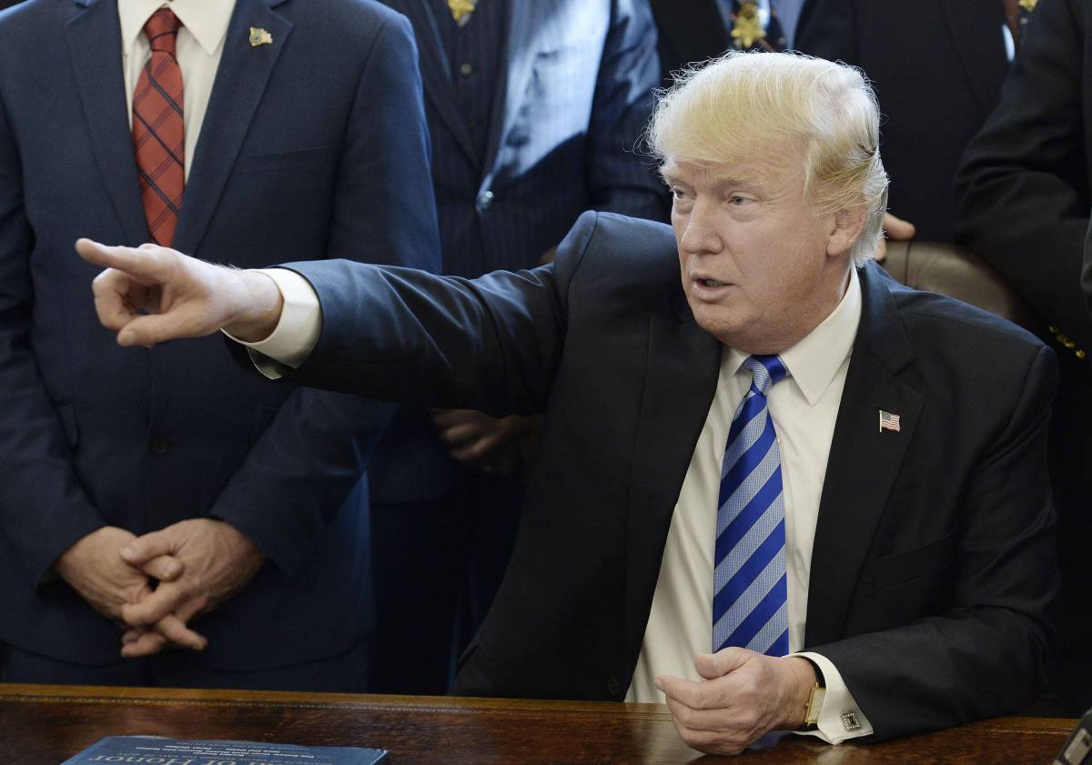 "È guerra commerciale" Trump firma due decreti per colpire Pechino