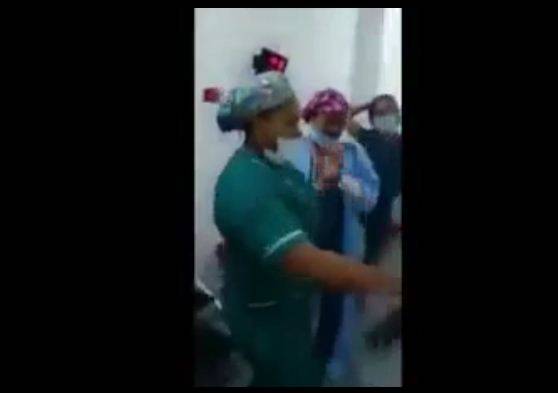 Il paziente è sotto anestesia, le infermiere ballano in sala operatoria: licenziate in cinque 
