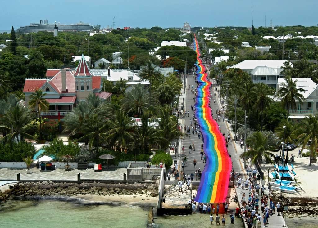 Morto Gilbert Baker, l'artista che creò la bandiera arcobaleno per le lotte gay
