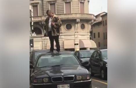 Mantova, un romeno ubriaco "calpesta" automobili in sosta