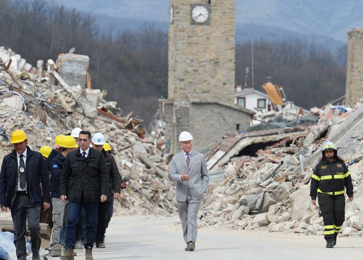 Terremoto, il principe Carlo in visita alla zona rossa di Amatrice