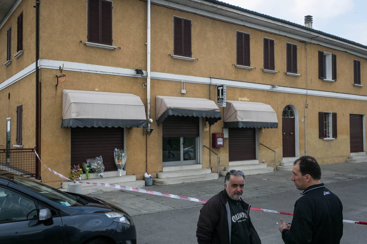 Bologna, barista reagisce: il ladro spara e lo uccide
