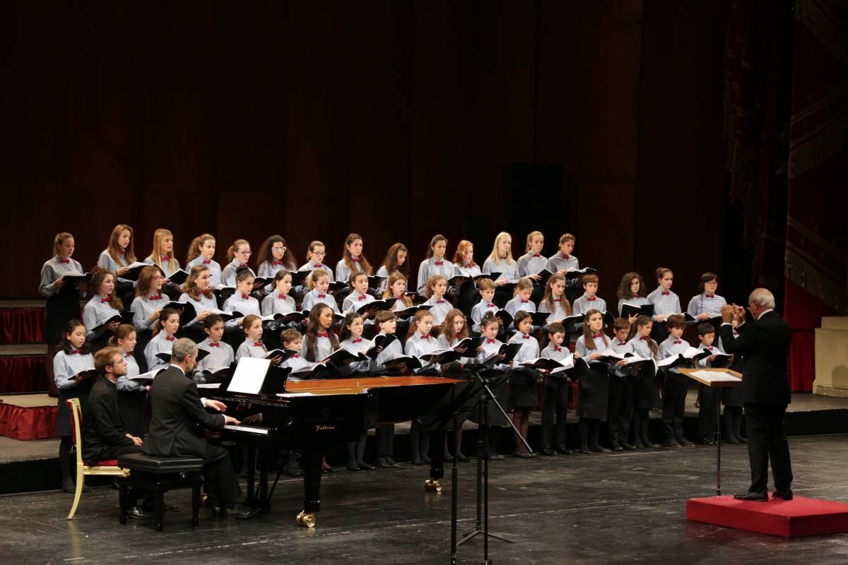 I "pulcini" della Scala cantano per i bimbi
