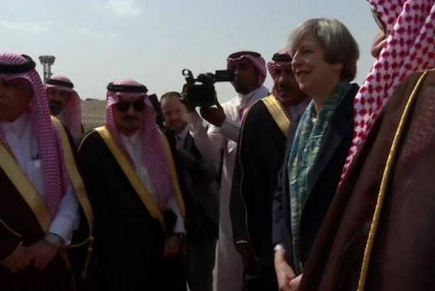 La May sfida l'Arabia Saudita: niente velo, si ribella all'islam