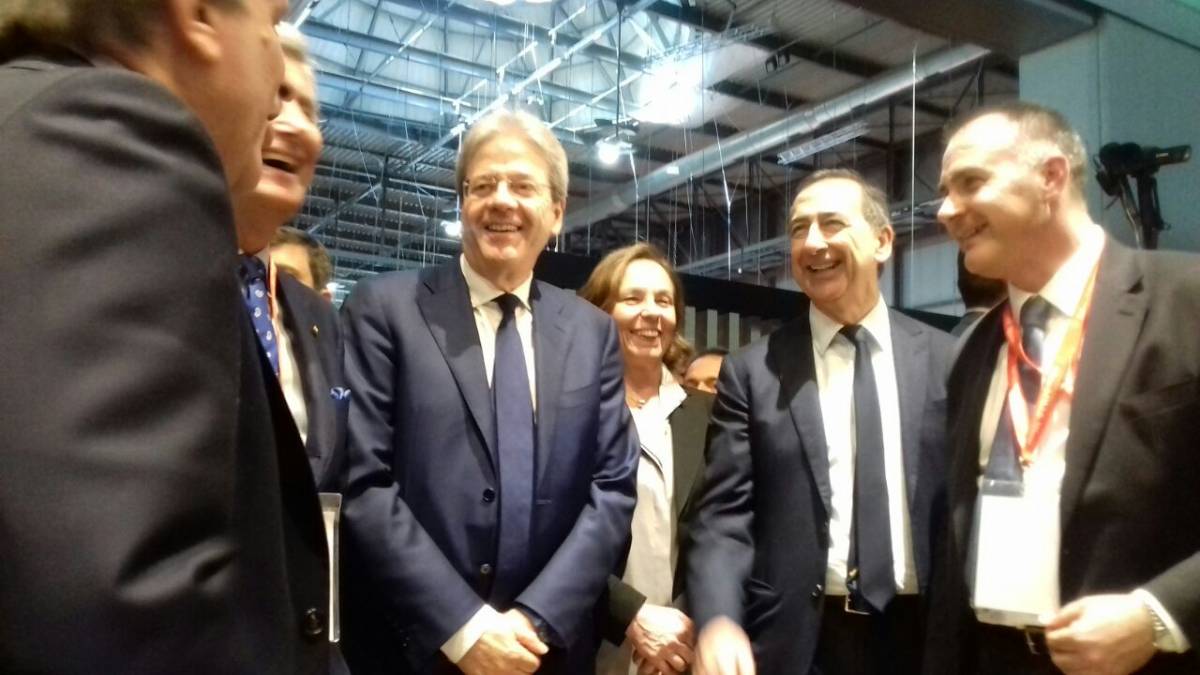 Gentiloni, tour tra i padiglioni "Il Salone è la forza dell'Italia"