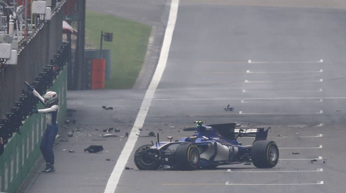F1, Giovinazzi si schianta in Cina: "Basta un momento per perdere tutto"