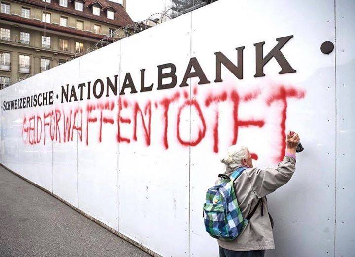 Svizzera, scrive slogan pacifista sul muro della banca: fermata attivista 86enne