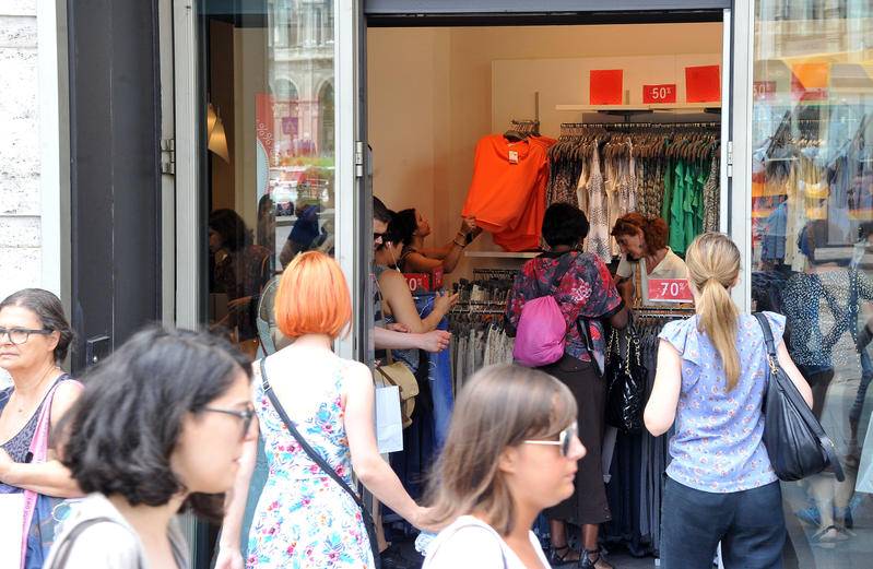 Bologna, il Comune multerà negozi con porte aperte in inverno