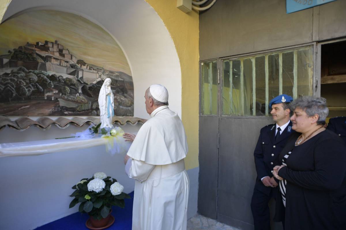 Papa Francesco in carcere a Paliano per la lavanda dei piedi