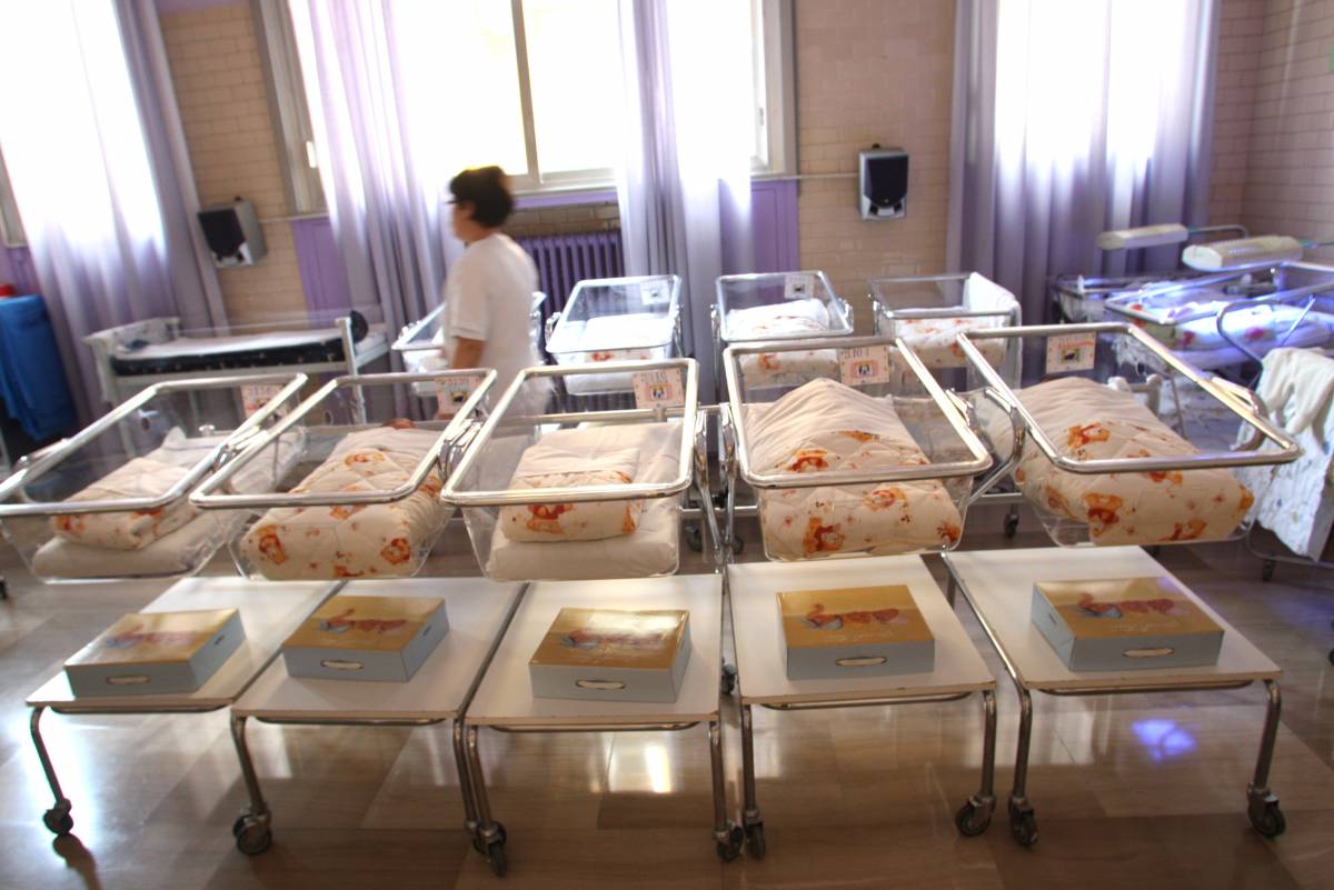 Immigrate per partorire: "Arrivano all'ospedale persino da Linate"